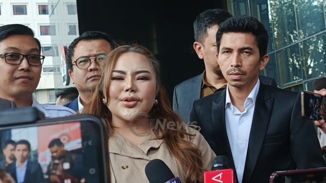 Lisa Mariana usai diperiksa KPK kasus korupsi Bank BJB yang menyeret nama Ridwan Kamil, Jumat (22/8/2025). [FTNews.co.id/Selvianus Kopong Basar]